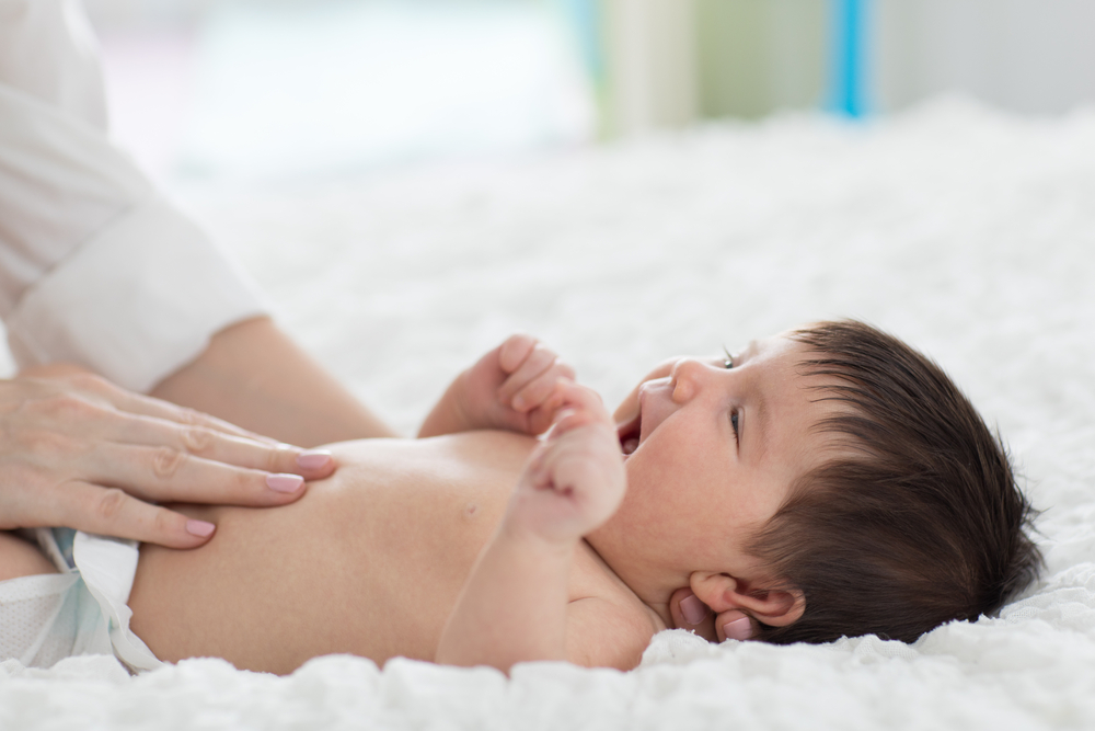 Cách mát xa chân cho trẻ sơ sinh để dễ ngủ là gì?
