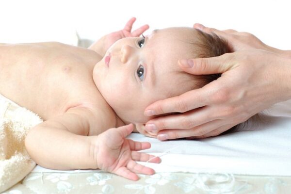 Cách massage đầu cho trẻ sơ sinh đúng và an toàn nhất, Mi Hà Nội