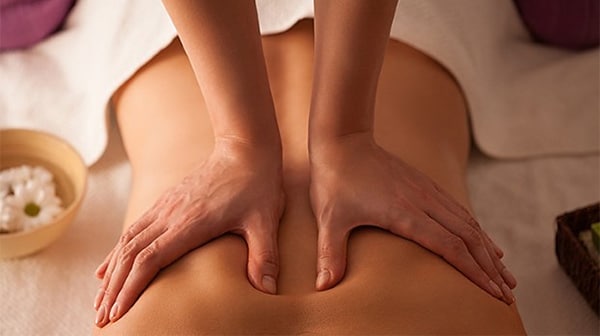 Massage thư giãn cơ lưng, hông