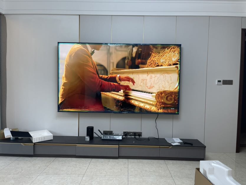 Có thể lắp đặt Redmi Smart TV Max 100 bằng cách treo tường tiết kiệm diện tích