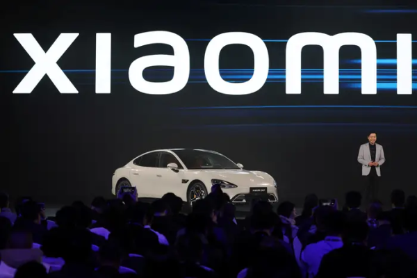 CEO Lei Jun giới thiệu SU7, xe điện đầu tiên của Xiaomi. (Ảnh: Reuters)