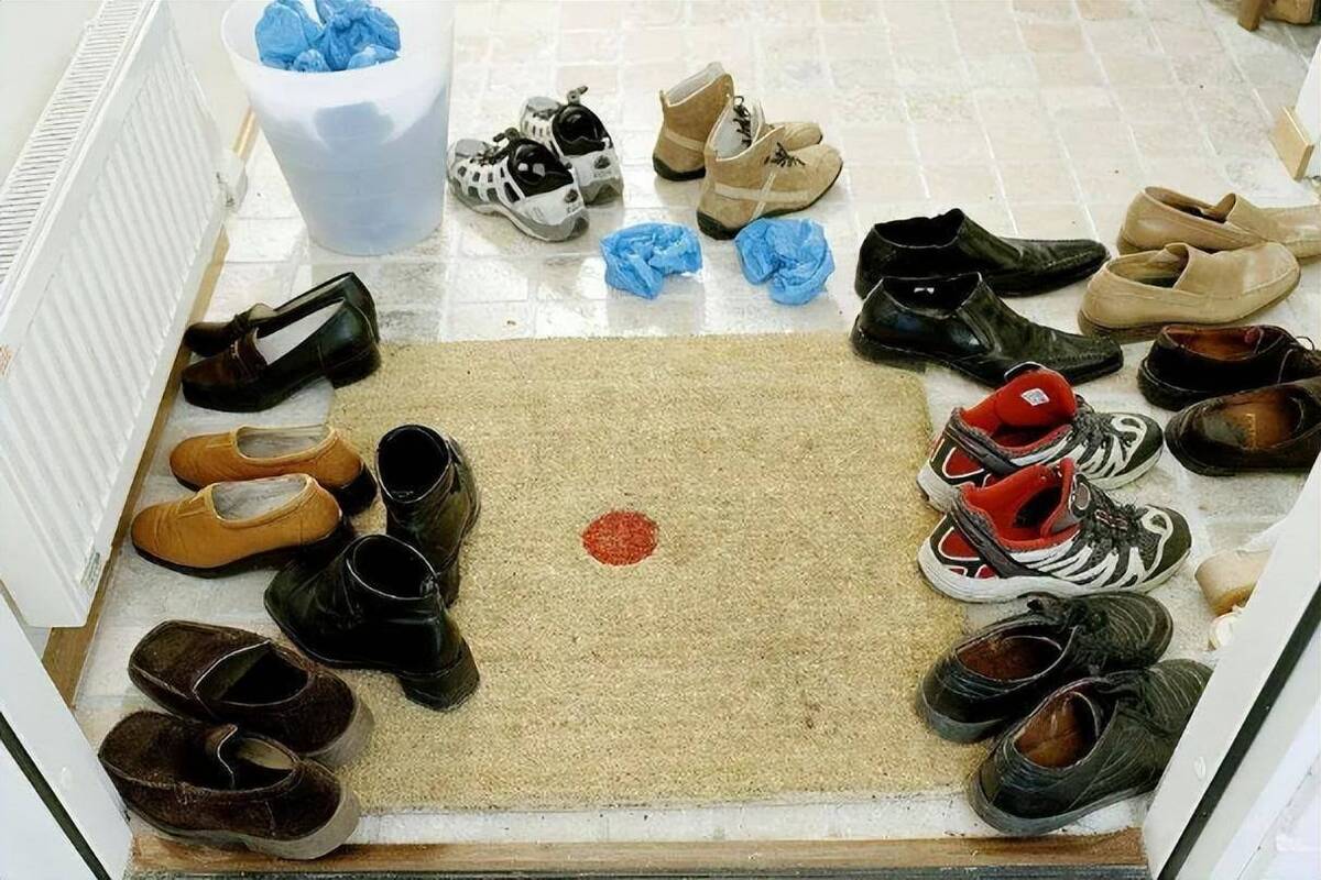 Kiêng để dép lộn xộn trước cửa nhà