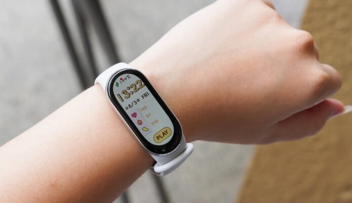 Review Miband 10 với thiết kế nhỏ gọn