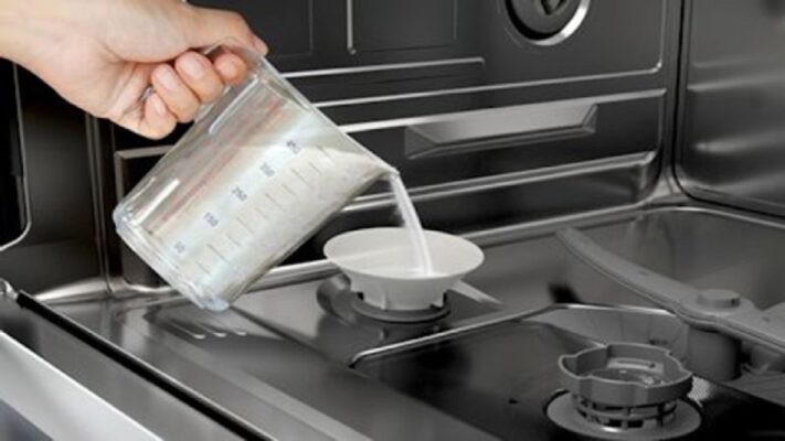 Muối rửa bát là gì và tại sao phải đổ muối vào máy rửa bát