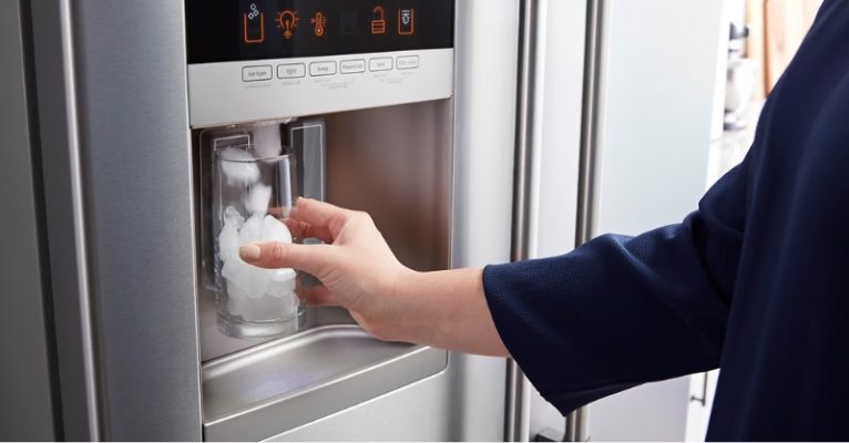 Tủ lạnh làm đá tự động